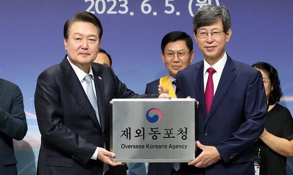 À±¼®¿­ ´ëÅë·É, Àç¿Üµ¿Æ÷Ã» ÇöÆÇ Àü´Þ